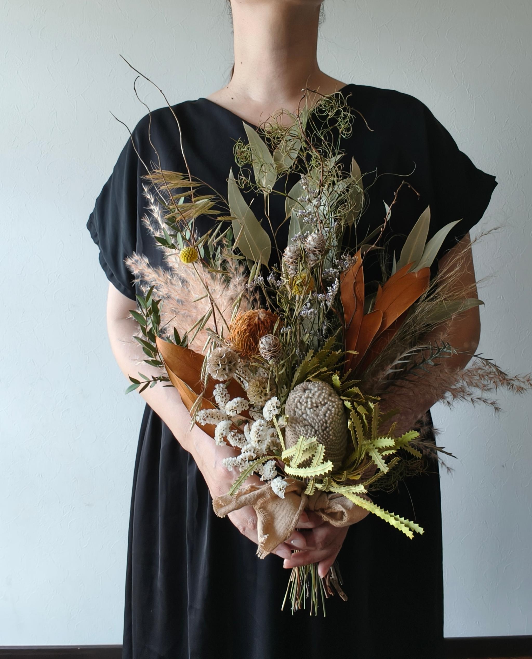 ワイルドフラワーのドライフラワースワッグブーケ ウェディングブーケ前撮り 和装 インテリア ユーカリ バンクシア リース | 5枚目